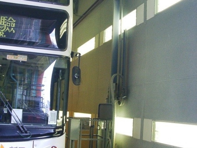 Wall-Man pneumatic man lift for painting buses