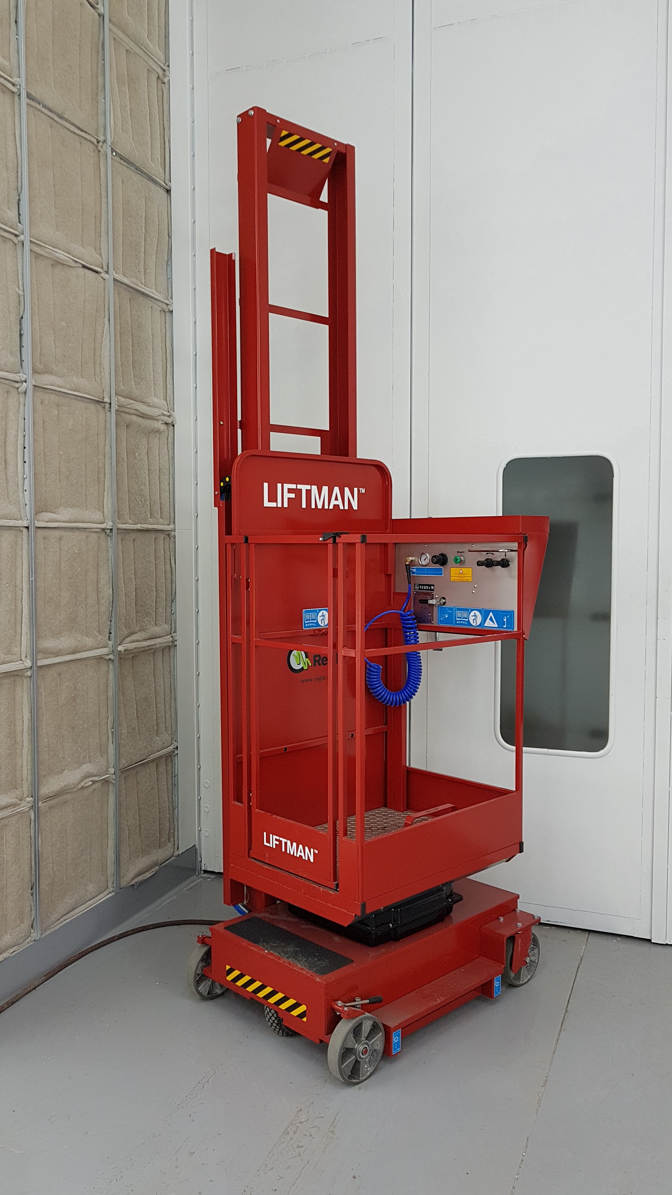Liftman for preperation booths