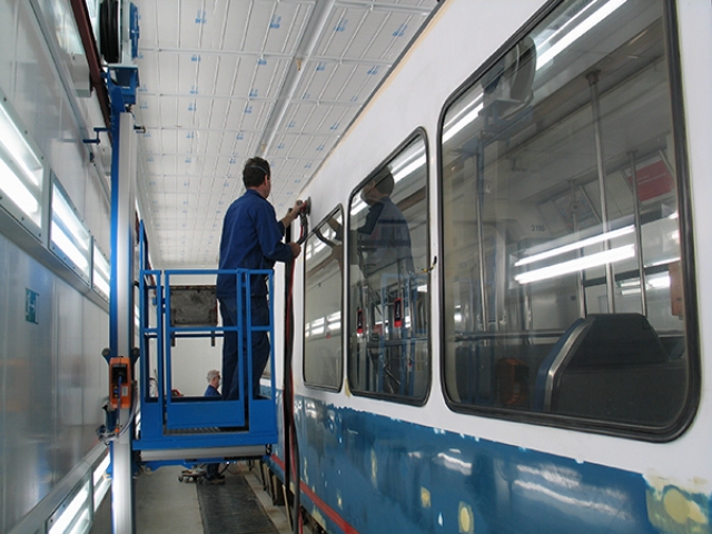 Wall-Man man lift tram maintence holland